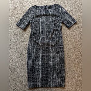 A Pea in the Pod Black and White Printed Maternity Sheath Dress in Medium